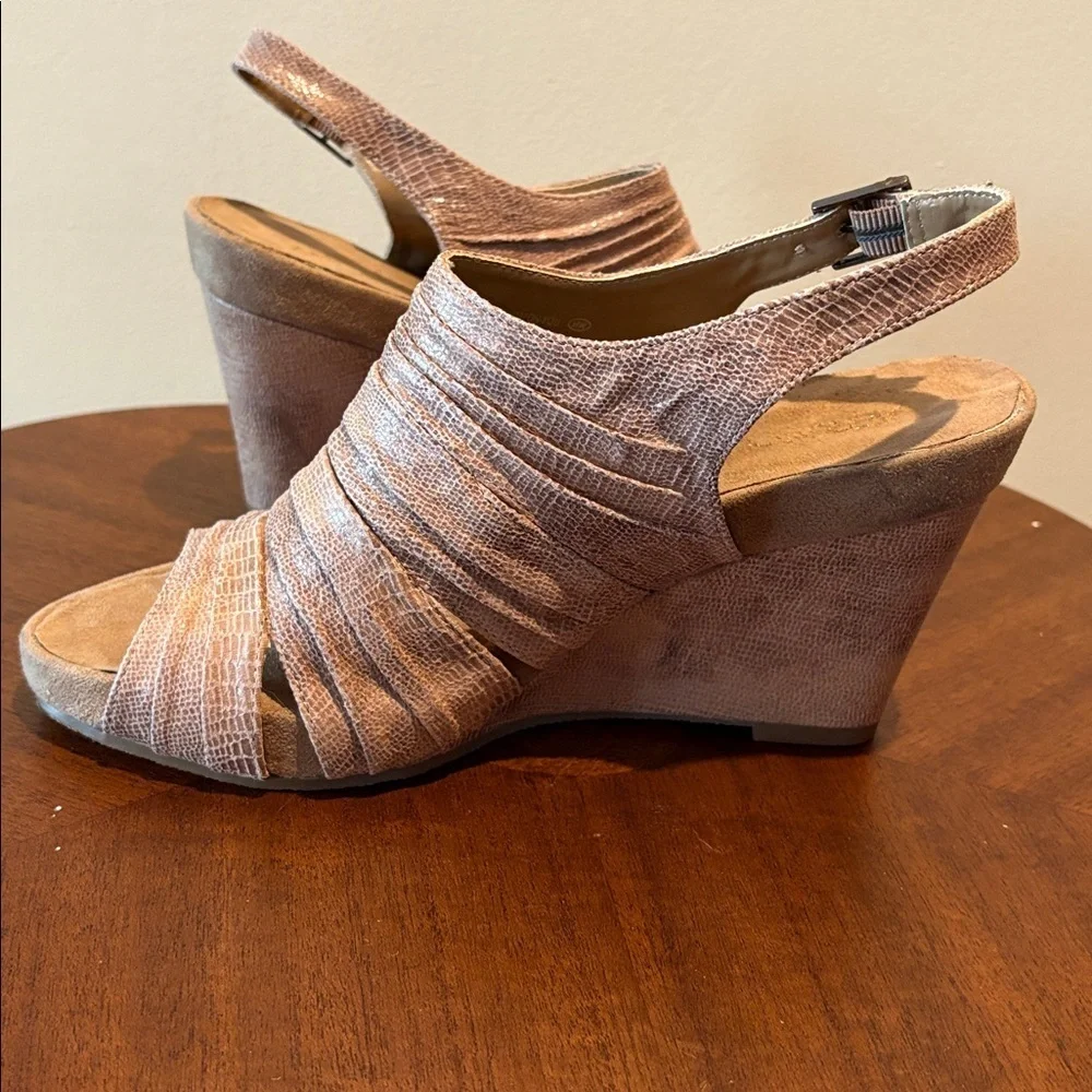 Aerosoles  open toe sling back shoe/wedge heel  tan sparkly leather/suede size 9 - Picture 3 of 14